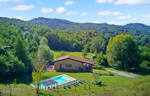 Exterior - Beautifully renovated detached barn,  private infinity pool. Walk to restaurant. (Castelnuovo di Garfagnana)
