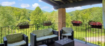 Beautifully renovated detached barn,  private infinity pool. Walk to restaurant.