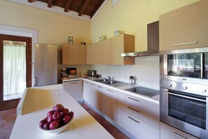 Kühlschrank, Mikrowelle, Ofen, Geschirrspüler