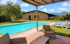 Outdoor pool - Beautifully renovated detached barn,  private infinity pool. Walk to restaurant. (Castelnuovo di Garfagnana)