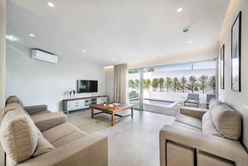 Luxury 6BR Villa Margarida | Pool, Hot Tub & Walk to Albufeira Strip