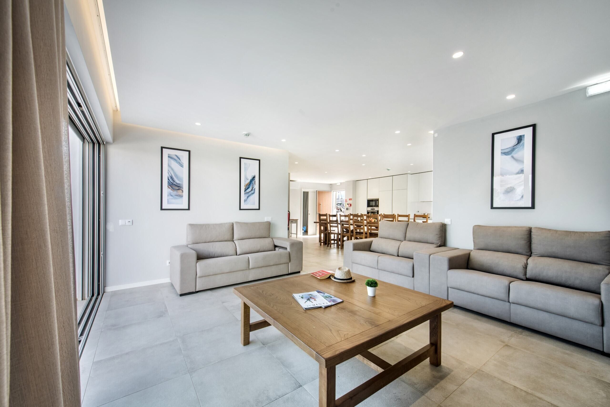 Luxury 6br Villa Margarida | Pool, Hot Tub & Walk To Albufeira Strip - Albufeira