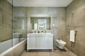 Dusche, Haartrockner, Handtücher, Toilettenpapier