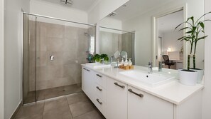 Een douche, een haardroger, handdoeken