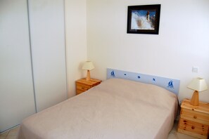 2 bedrooms, WiFi - Holiday Home “Ty Mamm Gozh” 400 m from Beach, Sea View, Private Terrace, Wi-Fi (Erdeven)