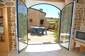 Outdoor dining - Holiday Home “Ty Mamm Gozh” 400 m from Beach, Sea View, Private Terrace, Wi-Fi (Erdeven)