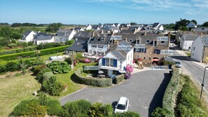 Exterior - Holiday Home “Ty Mamm Gozh” 400 m from Beach, Sea View, Private Terrace, Wi-Fi (Erdeven)