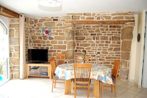 Dining - Holiday Home “Ty Mamm Gozh” 400 m from Beach, Sea View, Private Terrace, Wi-Fi (Erdeven)