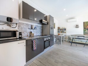 Fridge, oven, stovetop, coffee/tea maker - Sun, Moon, Star II - Amazing 1 bedroom apartment in Quelfes (Quelfes)