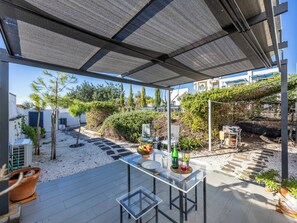 Outdoor dining - Sun, Moon, Star II - Amazing 1 bedroom apartment in Quelfes (Quelfes)