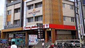 A hotel with a sign for 'Grand Inn' and 'Patil Signet'. - Hotel Grand Inn Jamkhandi (Jamkhandi)