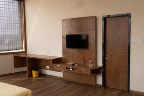 Deluxe-Doppelzimmer, Mehrere Betten, eigenes Bad, Stadtblick | Schreibtisch, laptopgeeigneter Arbeitsplatz, Bügeleisen/Bügelbrett