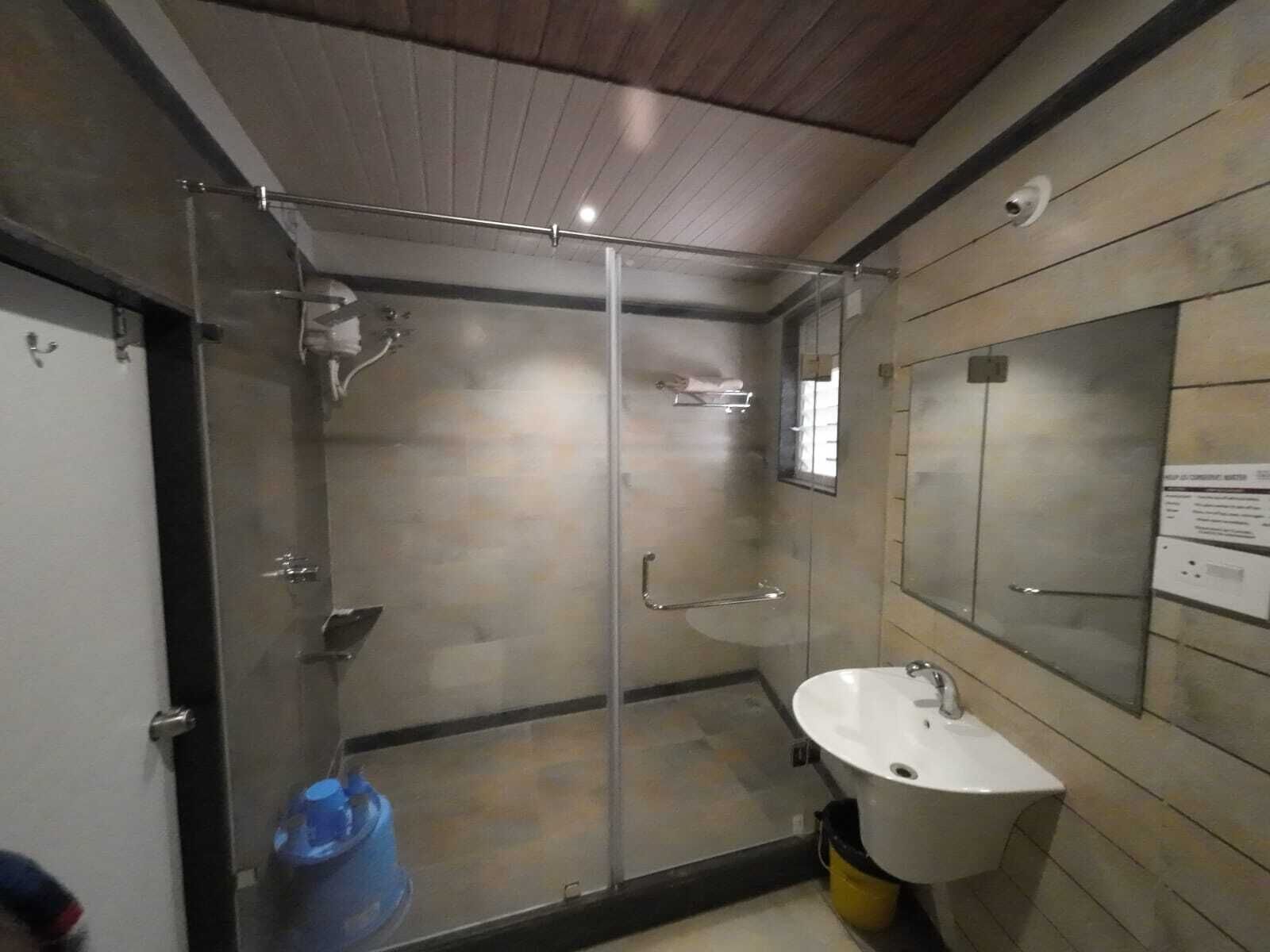 Suite familiare, letti multipli, bagno privato, vista città | Bagno | Doccia, asciugamani, sapone, shampoo