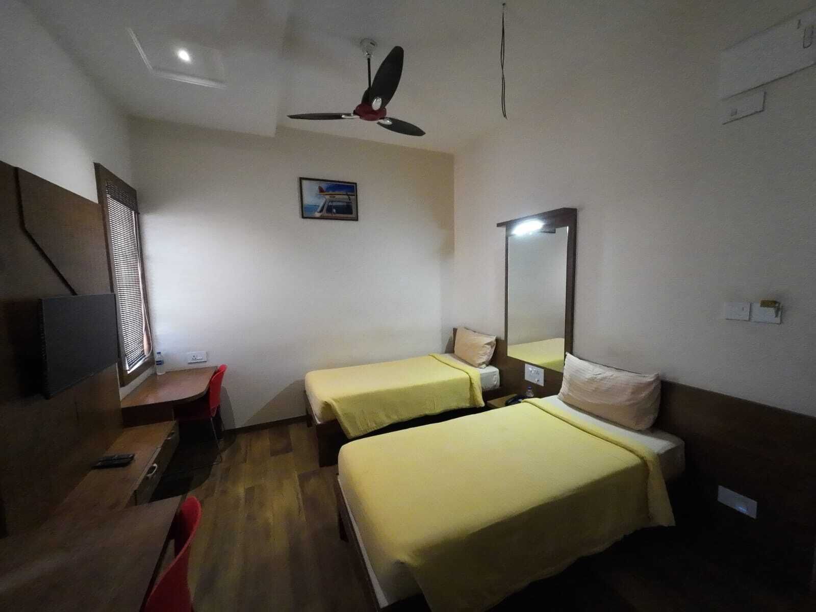 Standardzimmer, 2 Einzelbetten, eigenes Bad, Stadtblick | Schreibtisch, laptopgeeigneter Arbeitsplatz, Bügeleisen/Bügelbrett