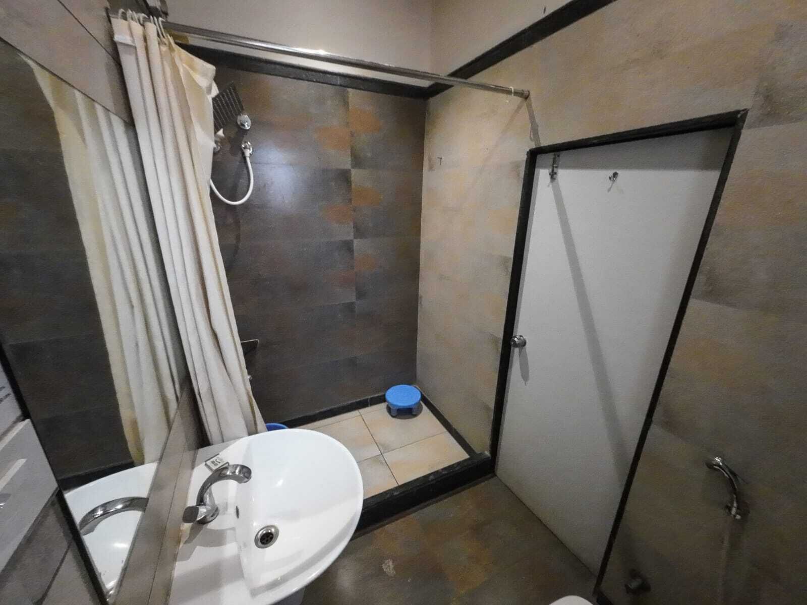 Standardzimmer, Mehrere Betten, Raucher, eigenes Bad | Badezimmer | Dusche, Handtücher, Seife, Shampoo