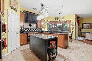 House, 3 Bedrooms | Private kitchen | Fridge, oven, coffee/tea maker, toaster - Charming 3br Oasis Comfort, Pool & Sunshine 3 Bedroom Home (Valrico)