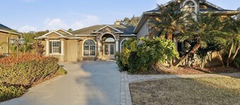 Charming 3br Oasis Comfort, Pool & Sunshine 3 Bedroom Home