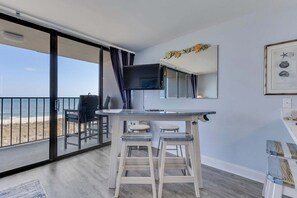 Condo, 1 Bedroom | Tempat makan