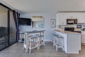 Condo, 1 quarto | Cozinha privada | Geladeira, fogão, cafeteira/chaleira, torradeira