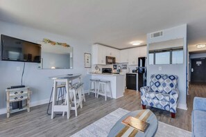 Ein modernes Apartment mit Küche, Essbereich und Wohnzimmer.