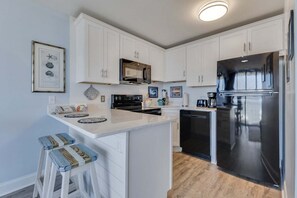 Condo, 1 Bedroom | Dapur peribadi | Peti sejuk, ketuhar, pembancuh kopi/teh, pembakar roti 