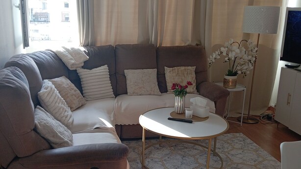 A modern living room with a sectional sofa, a round coffee table, and a floor lamp. - Free room/parking and bus in front (Amiens)