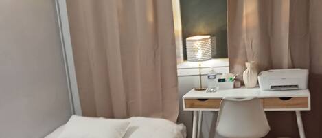 1 chambre, bureau, fer et planche Ă repasser, accĂšs au Wi-Fi (inclus)