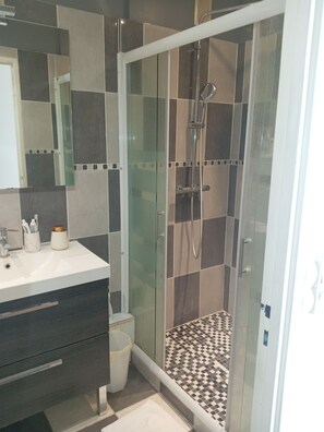 Luokittelematon kuva, 5 kautta 5, painike