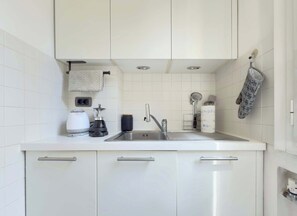 Jääkaappi, mikroaaltouuni, uuni, liesi