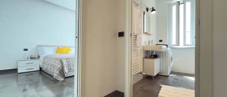 Työpöytä, silitysrauta/-lauta, Wi-Fi, vuodevaatteet