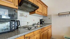 Kaffetrakter/tekoker, kjøleskap, mikrobølgeovn og kokeplater
