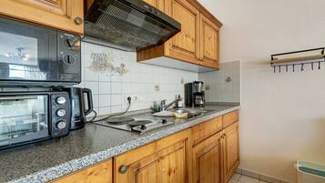 Réfrigérateur, four à micro-ondes, surface de cuisson, cafetière-théière