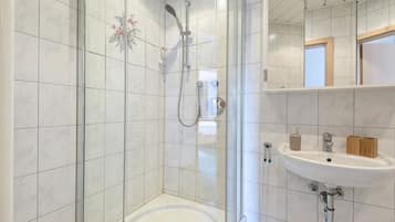 Ducha, secador de pelo, toallas