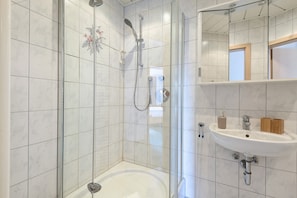 Douche, sĂšche-cheveux, serviettes fournies