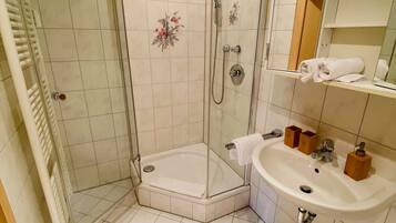 Ducha, secador de pelo, toallas