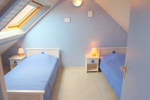 5 bedrooms, iron/ironing board, WiFi - The Grand Cottage, 400 m from the Beach, Sleeps 11 (Erdeven)