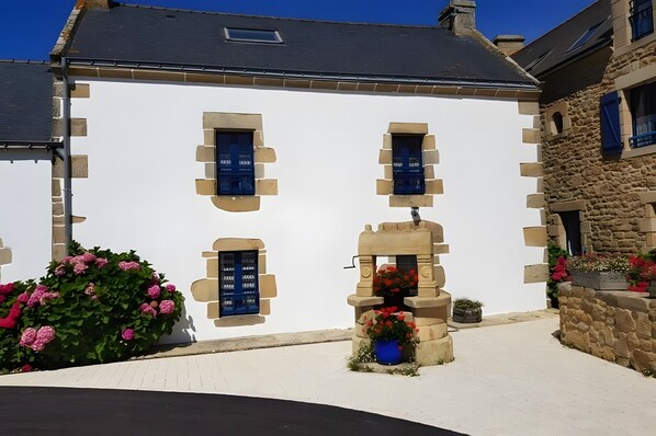Exterior - The Grand Cottage, 400 m from the Beach, Sleeps 11 (Erdeven)