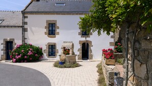 A building with stone walls, a tiled roof, and multiple doors and windows. - The Grand Cottage, 400 m from the Beach, Sleeps 11 (Erdeven)