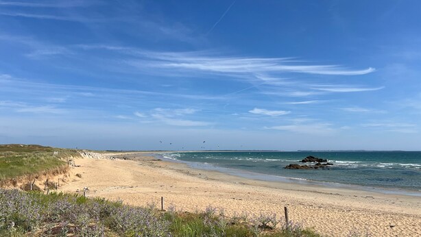 A beach with a sandy shore, waves, and a clear sky. - The Grand Cottage, 400 m from the Beach, Sleeps 11 (Erdeven)