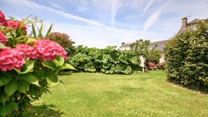 A well-maintained garden with a lawn, hedges, and flowering plants. - The Grand Cottage, 400 m from the Beach, Sleeps 11 (Erdeven)