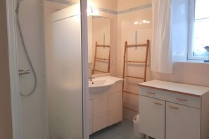 Shower, hair dryer - The Grand Cottage, 400 m from the Beach, Sleeps 11 (Erdeven)