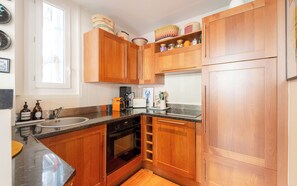Een koelkast, een oven, een vaatwasser, een koffiezetapparaat/waterkoker