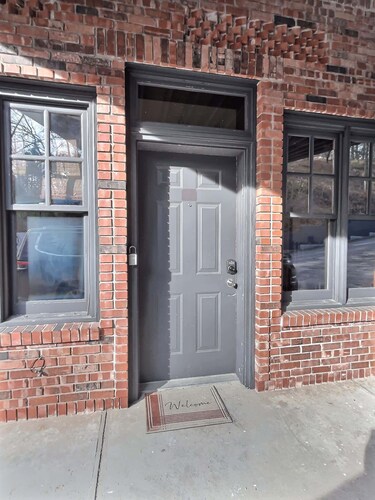 Walk to Downtown | Parking | King Bed | Patios