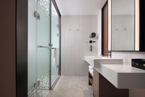 Basic-enkeltværelse - søudsigt | Badeværelse | Gratis toiletartikler, hårtørrer, håndklæder, Sæbe