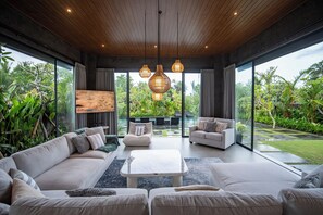 Villa Deluxe, 4 chambres, piscine privée, vue sur le parc | Aire de séjour | Téléviseur à écran plat de 32 po avec télévision numérique