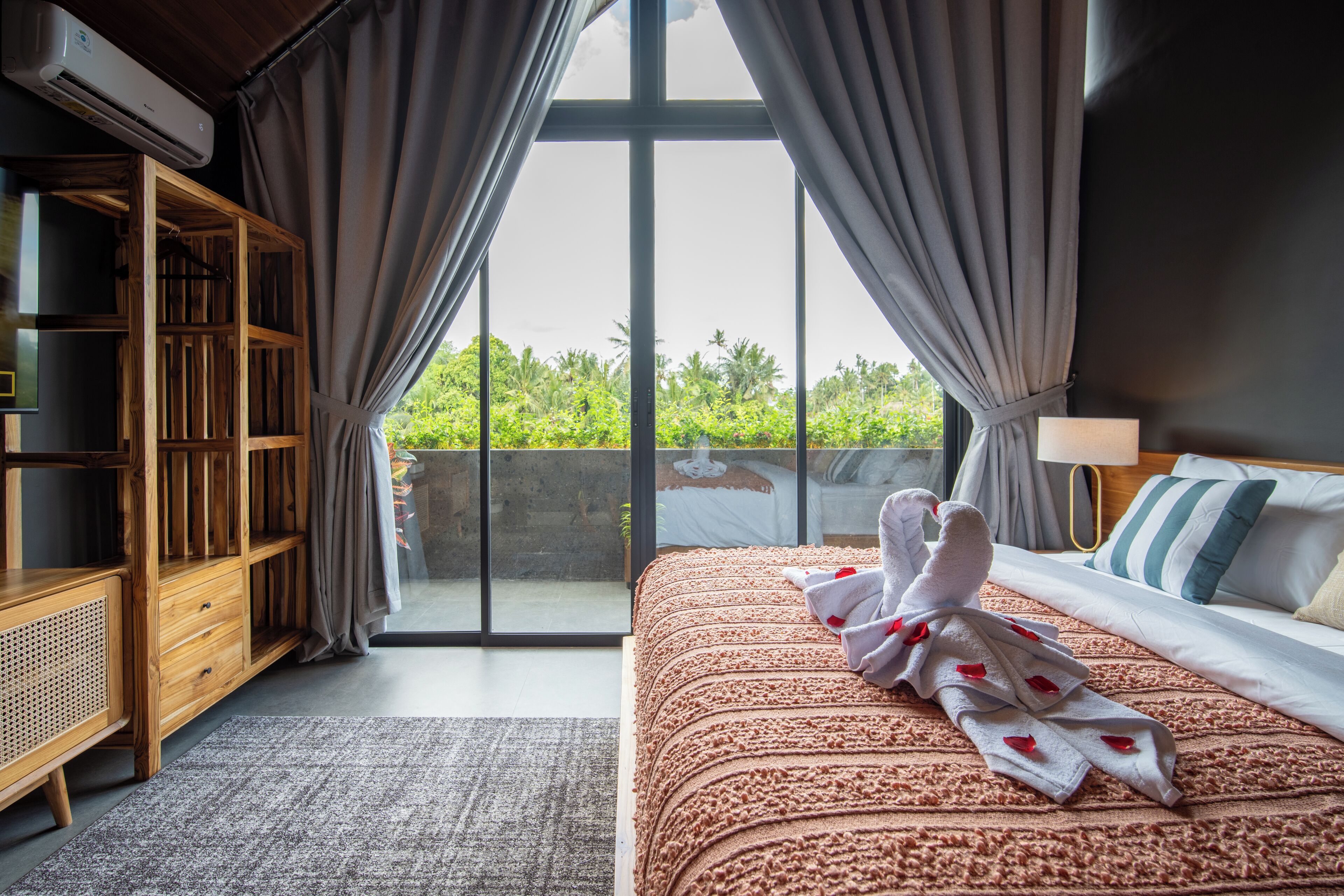 Caja de seguridad en la habitación y escritorio 