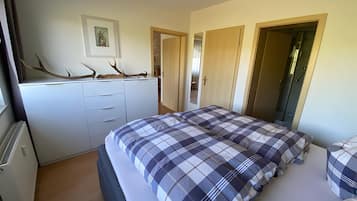 Een strijkplank/strijkijzer, wifi, beddengoed