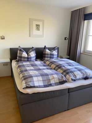 Bügeleisen/Bügelbrett, WLAN, Bettwäsche