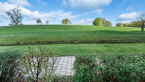 A grassy field with trees and a clear sky. - Dog-Friendly Apartment H1 005 (Spalt)