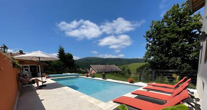 Chambre dâhĂŽtes « La Chambre de Jaxel » avec vue montagne, piscine partagĂ©e et Wi-Fi